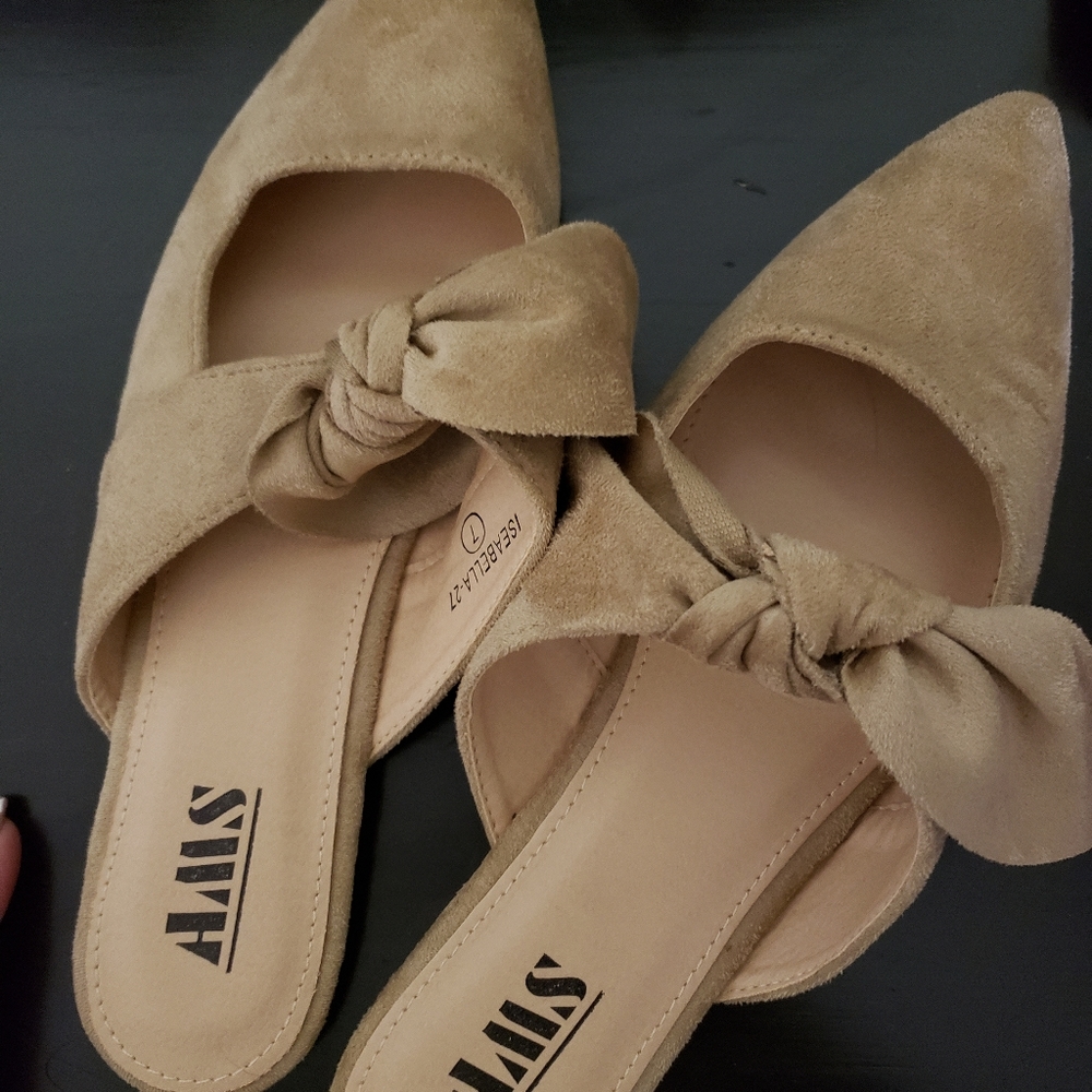 Tan mule with cute bow detal 💝